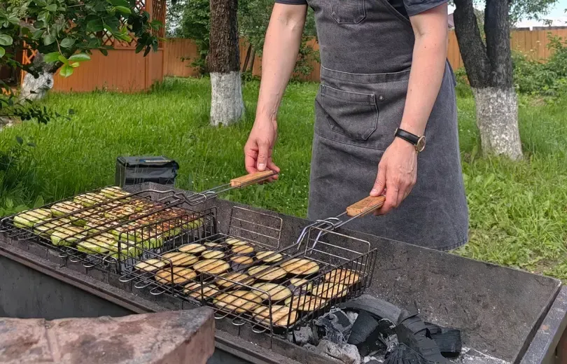 Дом на сутки Череповец — мангал с овощами на углях